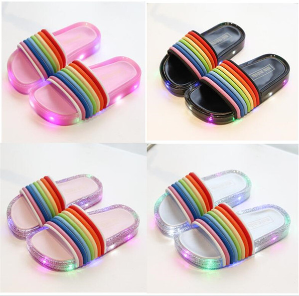 Kids LED Rainbow Glitter Slippers Summer Children Flashing Jelly Sandals Designer Sequins Glowing Sandals Girls Travel Beach Shoes A5801