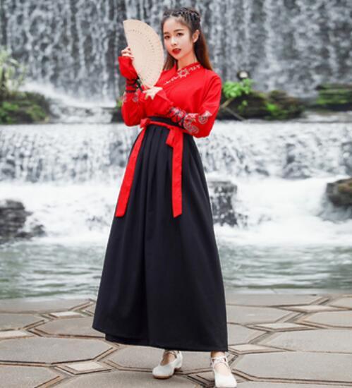 Improved Chinese clothing, women's ancient costume, elegant and antique Chinese style, Chinese elements, lovers of martial arts, super fairy