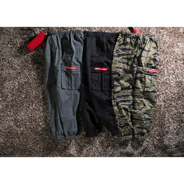 Mens Pants 2019 Spring New Designer Brand Clothes Fashion Big Pocket Overalls Streetwear Camouflage Pant with Personalized Red Letters Label