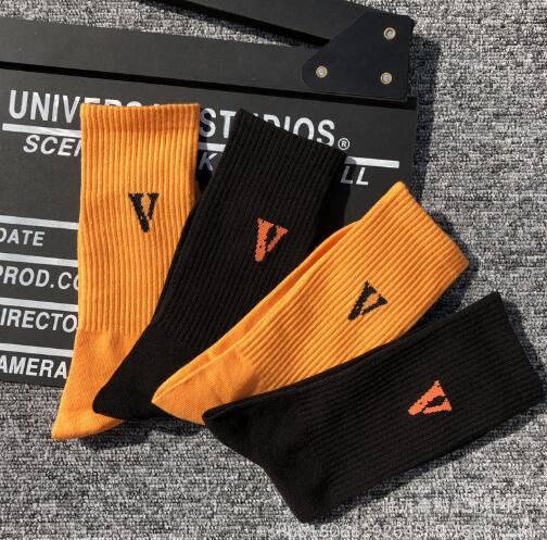 Popular logo big V men's sport socks knitting mid tube breathable and odor proof socks black and orange letters mid tube socks men's and wom