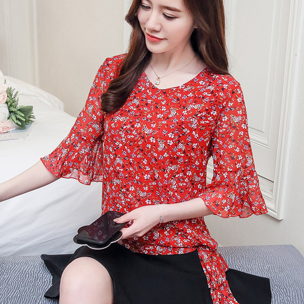 Watch out for women's spring / summer 2018 chiffon blouses new floral blouses Korean v - neck blouse temperament horn sleeve