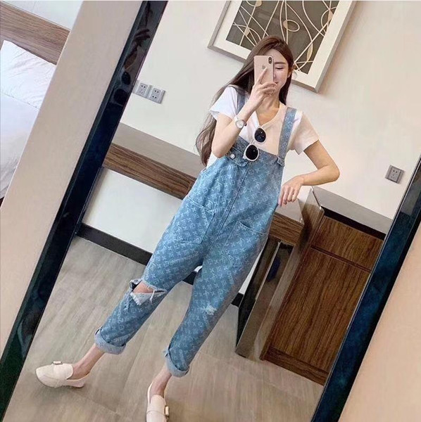 Web celebrity hole-hole-harun denim suspenders are slim, stylish, age-reducing, high-waisted halter jumpsuit