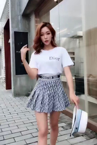 Ladies summer new dress small white T with pleated skirt The age of the age-old college