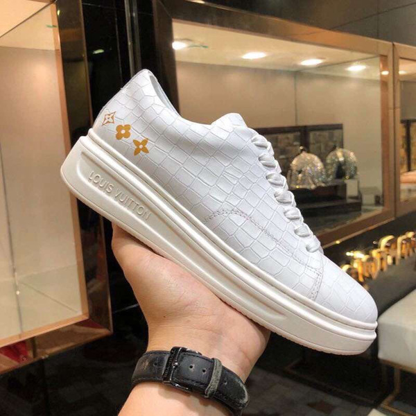 Stylish high-end casual shoes and classic comfortable driving shoes leather non-slip flat couple sports shoe lace box