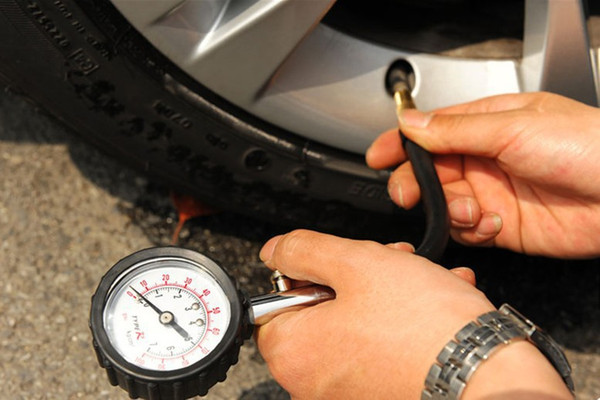 Long tube tire pressure gauge automobile high precision tire pressure gauge rubber fixed can bleed