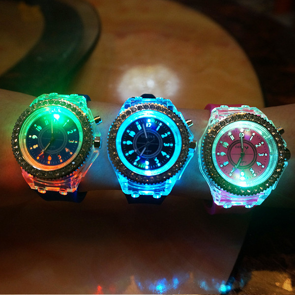 Unisex Diamond LED Watch Luxury Crystal Night Luminous Men Women Teens Wristwatches Slicone Watch Band Rhinestone Quartz Watches