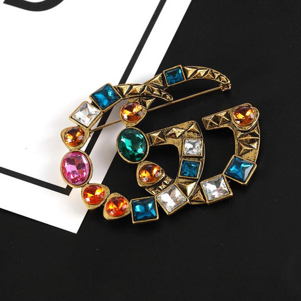 Retro Famous Brand Brooch Vintage Luxury Brand Designer Rhinestone Suit Lapel Pin for Party Brand Jewelry Accessory