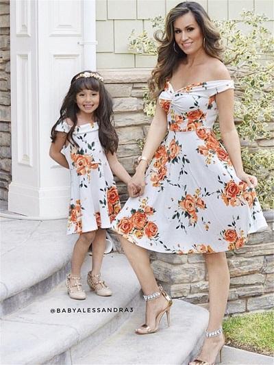 Mother Daughter Dresses 2018 Summer Family Clothing Mom and Daughter Flora printing Mom V-Neck Dress Family Matching Outfits