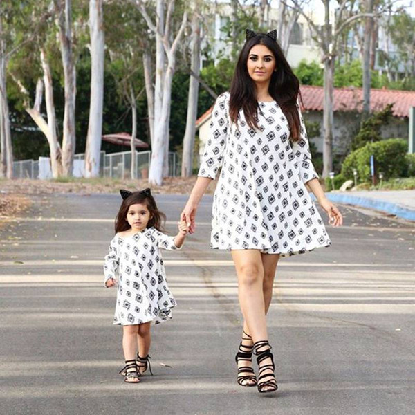 2017 Family Matching Outfits Mother And Daughter Lovely Dresses Mom And Girls Long SLeeve Dress Kids Parent Child Printed Dresses