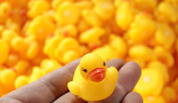 SF shipping High Quality Baby Bath Water Duck Toy Sounds Mini Yellow Rubber Ducks Bath Small Duck Toy Children Swiming Beach Gifts