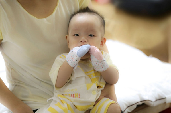 Silicone Baby Teether Pacifier Glove Natural Thumb Sound Teething Chewable Nursing Beads Child Give Up Sucking Fingers