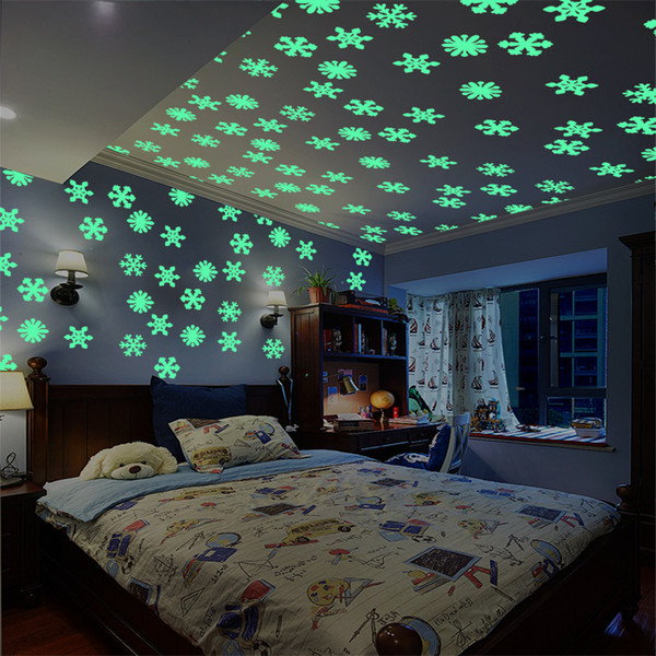 50pcs Luminous Snowflake Wall Decor Kids Room Wall Decor Glow in the Dark Baby Bedroom Wall Sticker