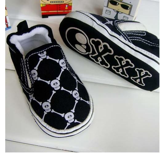 Wholesale Small black skull toddlers baby shoes baby shoe. Soft bottom non-slip shoes 15pair mix w01