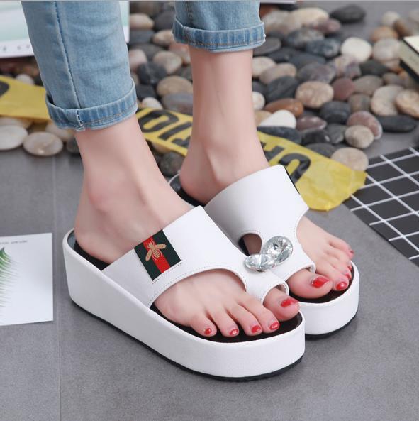 Best selling new summer fashion slippers, female bottomless flip flops drill bottomed slippery bottomed sole and beach shoes