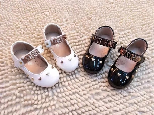 A 2018 hot New toddler baby first walker soft sole Newborn girls boys Brand casual there are letters on the shoes