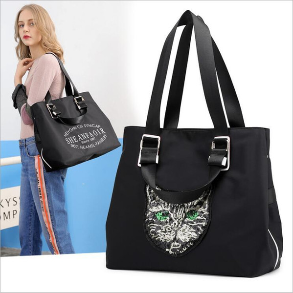 19SS large-capacity lady's one-shoulder waterproof nylon cloth bag portable outdoor travel bag fashionable hand-held Commuter Bag