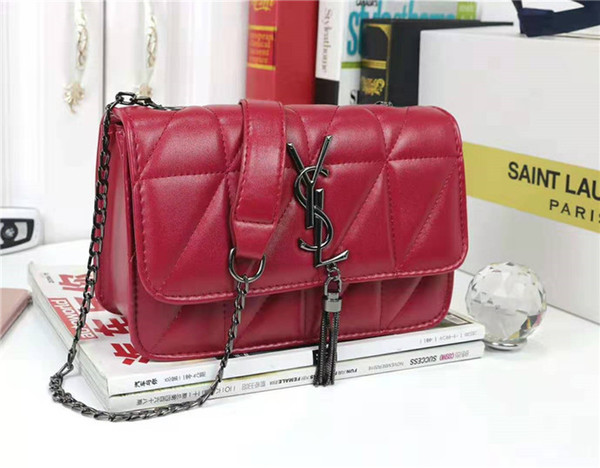 2018 Brand in Europe and the messenger bag fashion popular women's single shoulder inclined shoulder bag Selling small bread 01