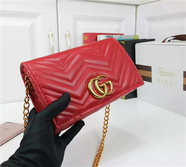 2018 Brand in Europe and the messenger bag fashion popular women's single shoulder inclined shoulder bag Selling small bread 7712