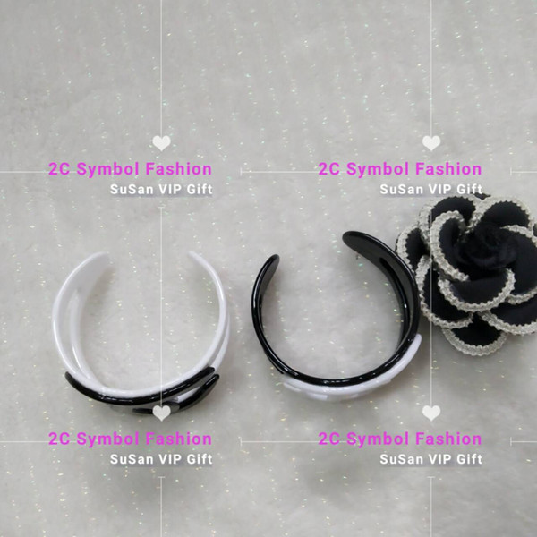 New fashion acrylic bracelet logo fashion accessories fashion symbol luxury bracelet black or white party gift