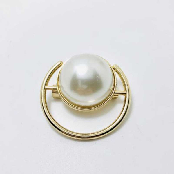 Women Fashion Hollow Round Brooches Scarf Clips Smooth Pearl Corsage Brooch Pins Suit Bag Accessories