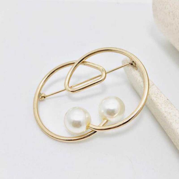 Simple Chic Hollow Letters Brooches Pearl Corsage 14k Gold Letters Scarf Clips Women Suit Bag Accessories Jewelry