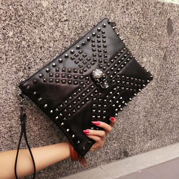 2018 New Personality Rock Skull Rivets Women's new soft leather single shoulder bag Envelopes Large Capacity Men Day Clutch