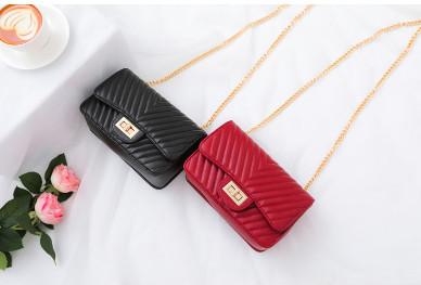 Wholesale direct sales 2018 new lock small square bag fashion women's shoulder bag Korean version of the diagonal cross handbag