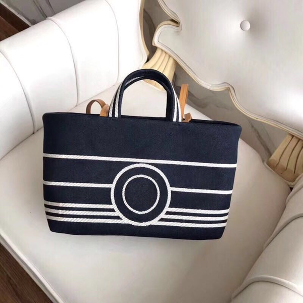 Women's classic mobile shopping bag. Women's casual beach bag series. Canvas stitching leather shoulder strap can be shoulder or handcuffs.