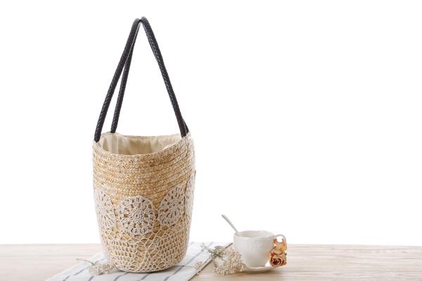 Wholesale 2018 pastoral style female bag holiday shoulder straw bag handmade cotton thread hook flower summer beach woven bag