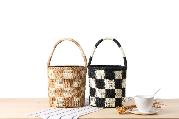 Wholesale 2018 new European and American handcuffs straw bag paper rope hand-woven bucket bag square color holiday beach bag