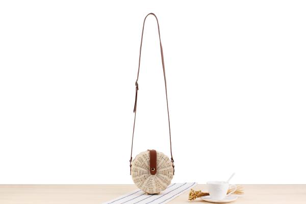 Wholesale 2018 new European and American round slung vines packaged fashion round cake woven bag casual simple beach Sen women bag