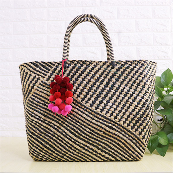 Wholesale 2018 new big fashion water grass straw fashion simple bag wool ball woven bag simple convenient shoulder bag