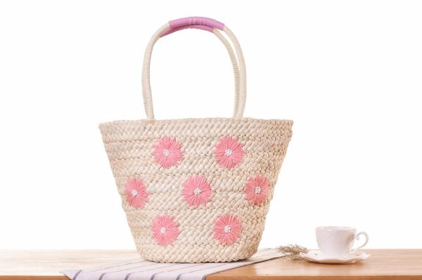 Wholesale 2018 new fashion hand embroidered shoulder straw bag daisy flower leisure beach bag summer wild holiday woven bag