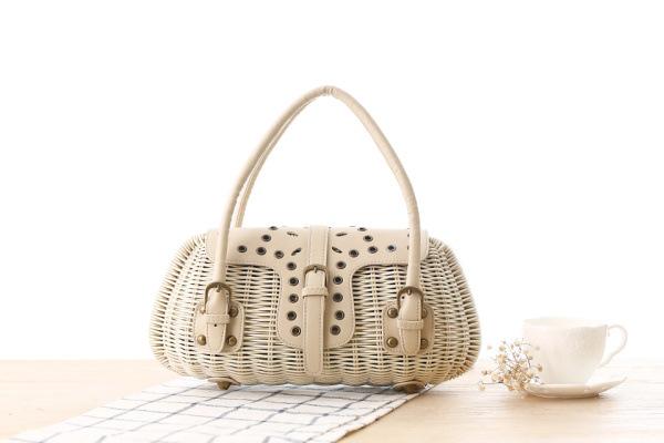 Wholesale 2018 new personality copper buckle rattan package straw Japanese rivet button handcuffs woven handbags beach bag