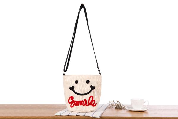 Wholesale 2018 Europe and the United States new straw bag cute sweet smile tassel beach bag fashion simple woven bucket handbag