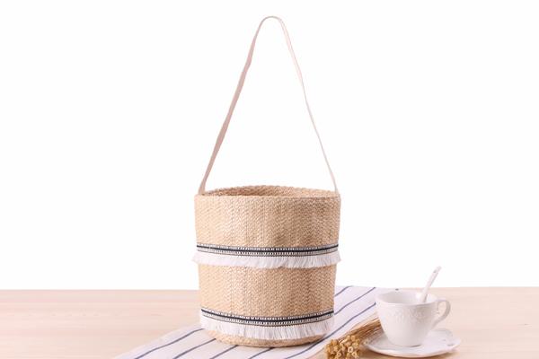 Wholesale 2018 new one-shoulder handcuffs dual-use straw bag sweet lace tassel beach bag woven bucket handbags