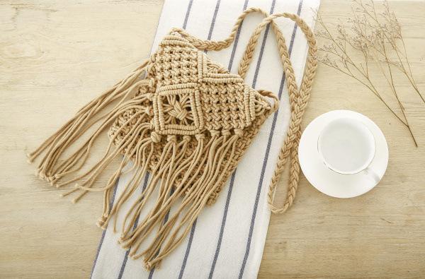 8000
 Wholesale and retail simple tassel sledge straw bag retro shoulder woven bag summer beach bag