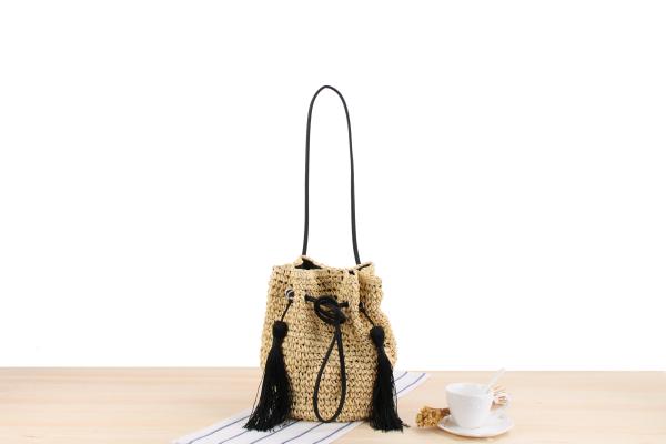 Wholesale and retail new Variety tassel one shoulder straw bag simple leisure bucket woven beach bag