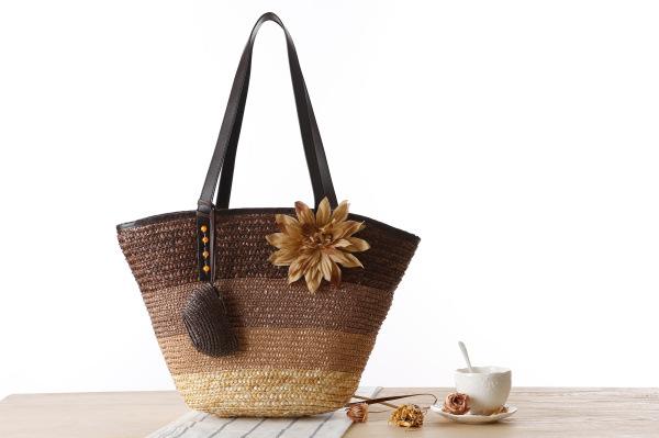 Wholesale and retail 2018 new color striped straw buns mother bag flower shoulder woven bag hit the beach bag