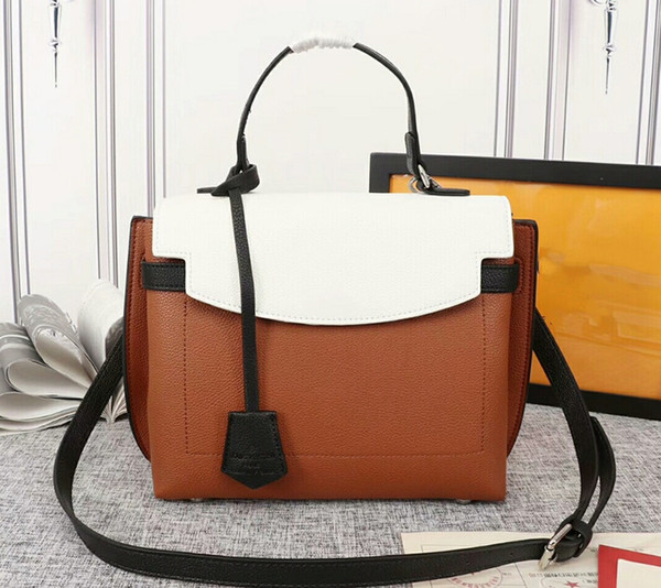 The new handbag is made of soft calf leather with a single handle. The shape is fashionable and the top flap is large. 35 * 32 * 14