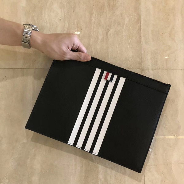 2019 new men's handbag American fashion designer handbag fashion business style front offset stripe decoration can be placed tablet