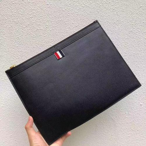 New unisex clutch. Ribbon-decorated fashion casual clutch, made of grain-grain leather. Striped lining, zip closure switch.