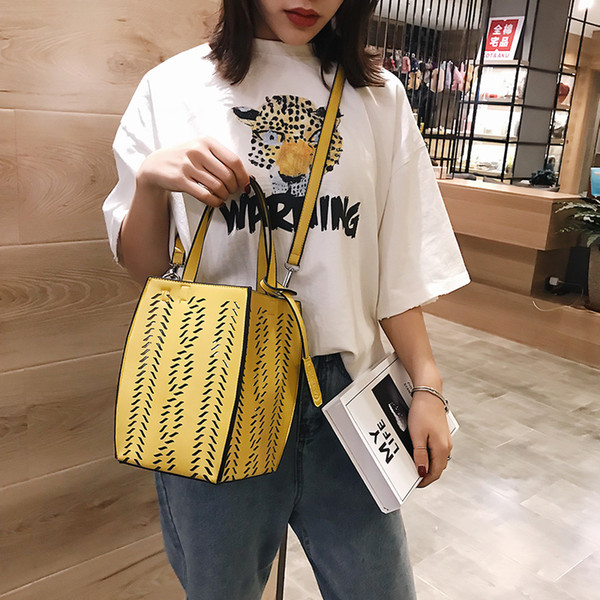 2019 Fashion Plaid Large Capacity Pillow Case Personality Casual Handbag Travel Bag Shoulder Bag Wholesale 017-259