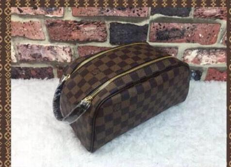 2019 Louis Vuitton men travelling toilet bag fashion design women wash bag large capacity cosmetic bags makeup toiletry bag Pouch 157