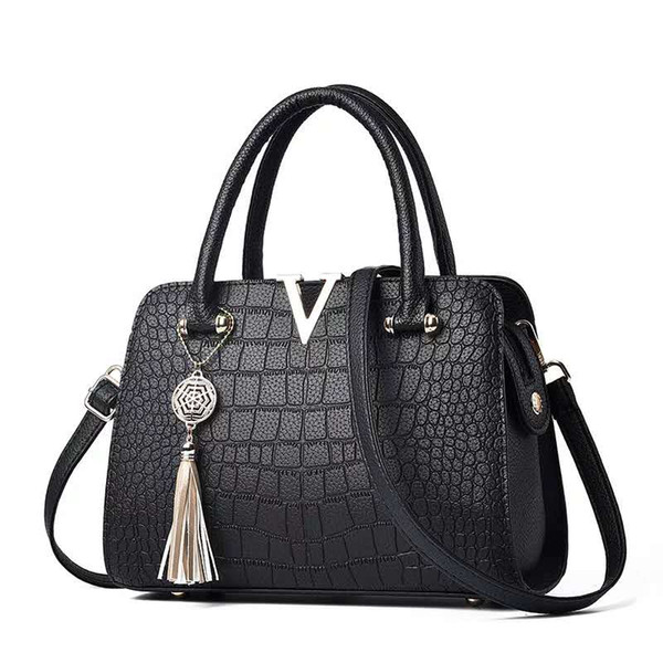 Female fashion crocodile skin V-shaped designer handbag luxury quality lady shoulder cross-wrapped fringed messenger bag 2019 new fashion em