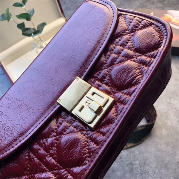 Brand Womens Crossbody Handbags Cracked Lattice Oil Wax Skin Perfect Jujube Red Color Wide Comfort Shoulder Strap Best Selling New Girl Bags