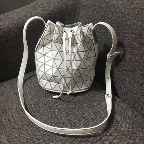 Lady hot bucket bag high-end custom quality designer single-shoulder bag fashion leisure college style geometric pattern stitching design