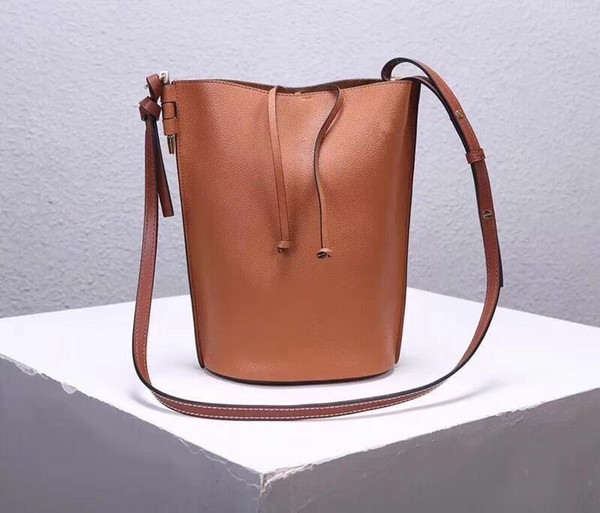 Ms. classic hot sale. Stylish and casual style. The leather creates a large capacity bucket bag. Leather shoulder strap shoulder bag.