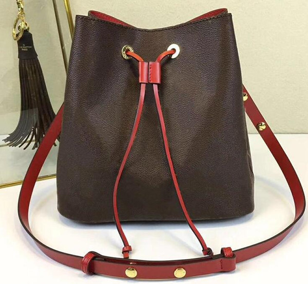 The new high quality leather shoulder bag, shopping bag, women's handbag and free delivery.