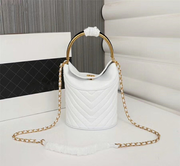 2019 explosion bucket bag, fashion wild, new sheepskin, metal bracelet casual shoulder bag, material lambskin, imported cowhide, size: 21x16